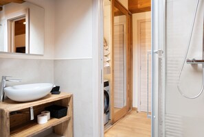 Shower, hair dryer, towels - Apartment 'Locanda Ca Bianca - Mini Suite' in Valle Mair with Mountain View (Roccabruna)