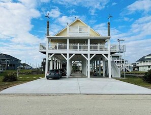 Exterior - Fun in the Sun, Cargo Lift, Pool table, and private sunset view. (Bolivar Peninsula)