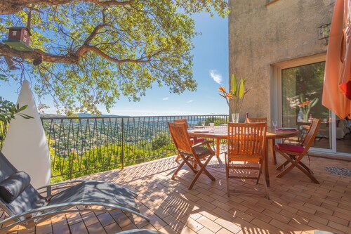 Apartment in Les Collines Cavalaire with sea view, private terrace, and Wi-Fi