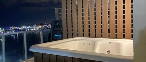 Outdoor spa tub