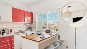 Réfrigérateur, micro-ondes, four, plaque de cuisson