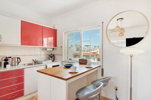 Jääkaappi, mikroaaltouuni, uuni, liesi