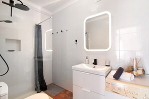 Regadera, secadora de cabello, toallas 