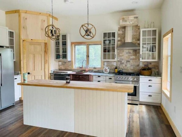 Fridge, microwave, oven, stovetop - Cape Escape on the Maine Coast (Addison)