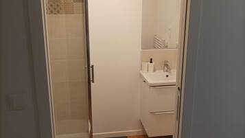 Dusche, Haartrockner, Handtücher, Toilettenpapier