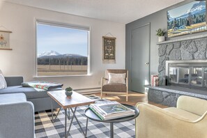 スマートテレビ、暖炉、卓球台、書庫