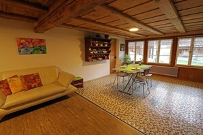 Una televisión, libros