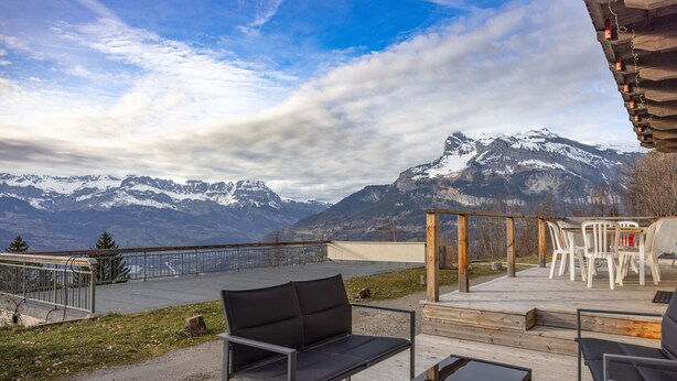 A deck with outdoor seating, a railing, and a mountain view. - Apartment "Le Pacardou" with Mountain View, Private Terrace and Wi-Fi (Saint-Gervais-Les-Bains)