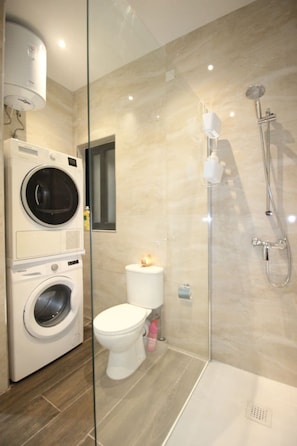 Articles de toilette (gratuits), séchoir à cheveux, serviettes fournies