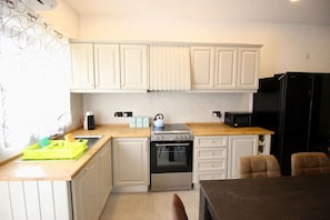 Fridge, microwave, oven, stovetop - Gzira 3 bedroom apartment (Il-Gżira)