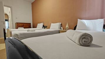 3 makuuhuonetta, työpöytä, silitysrauta/-lauta, ilmainen Wi-Fi