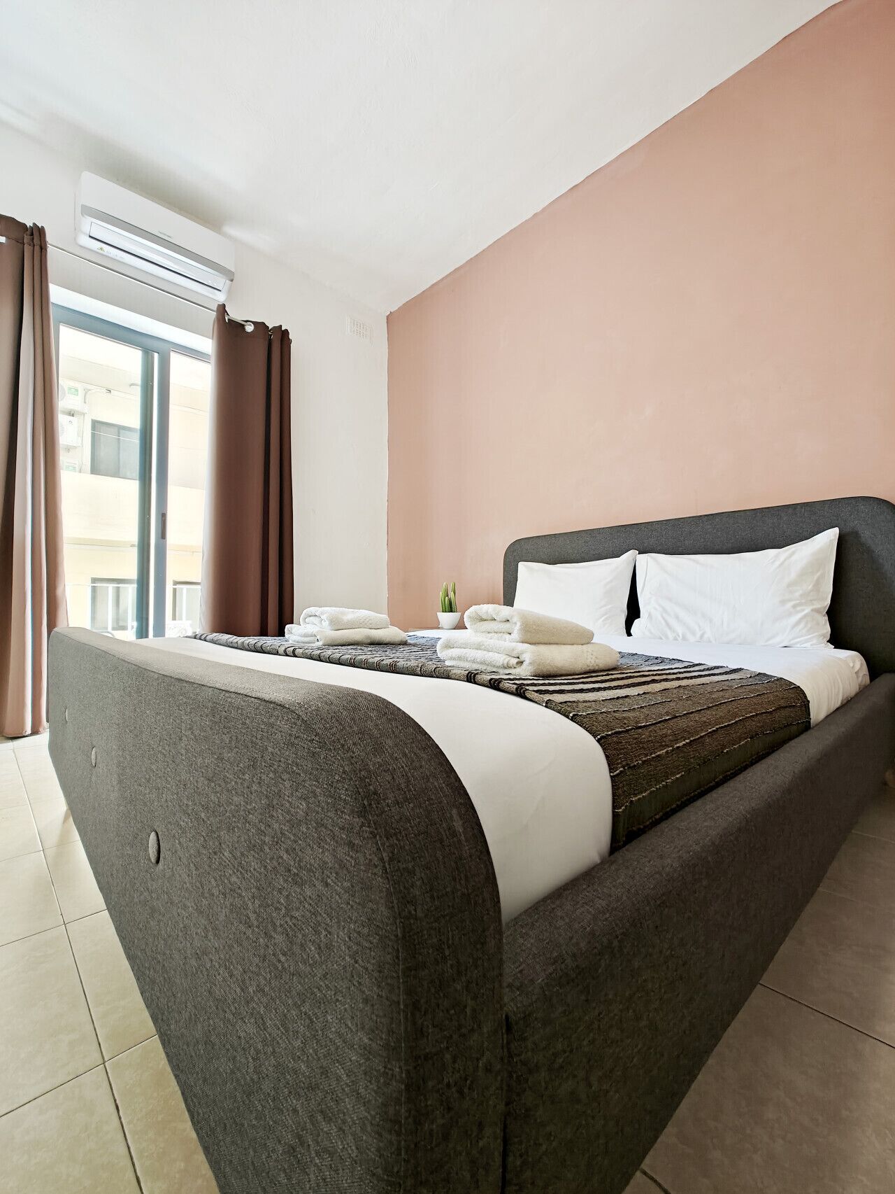 3 室のベッドルーム、デスク、アイロン / アイロン台、WiFi (無料)