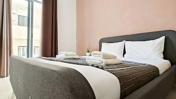 3 bedrooms, desk, iron/ironing board, free WiFi