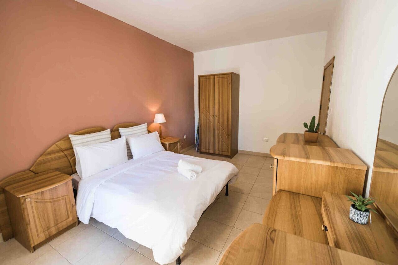 3 makuuhuonetta, työpöytä, silitysrauta/-lauta, ilmainen Wi-Fi