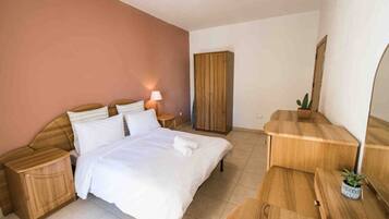 3 makuuhuonetta, työpöytä, silitysrauta/-lauta, ilmainen Wi-Fi