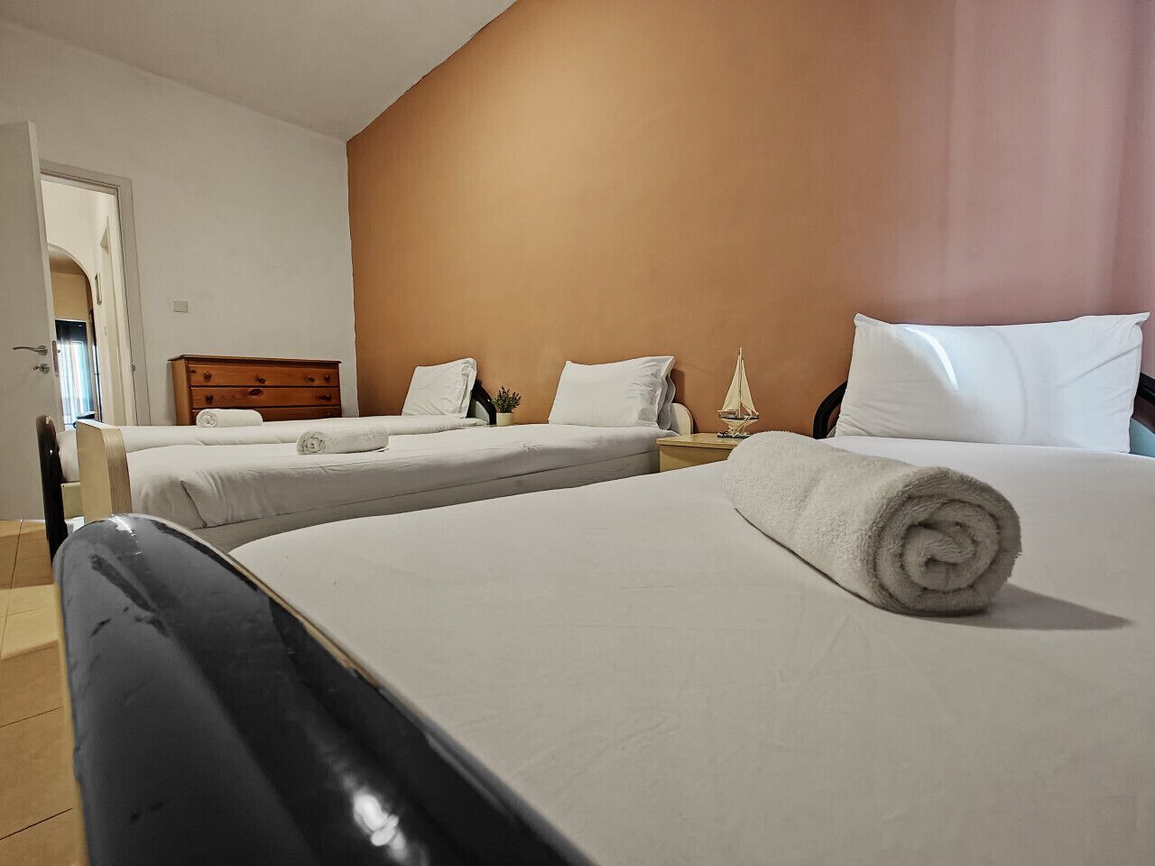 3 bedrooms, desk, iron/ironing board, free WiFi