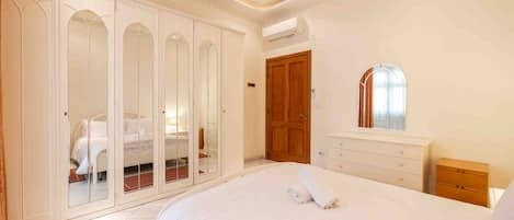 1 chambre, fer et planche à repasser, Wi-Fi gratuit, draps fournis