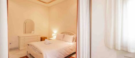 1 chambre, fer et planche à repasser, Wi-Fi gratuit, draps fournis