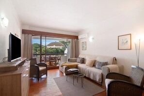 TV - Apartment 'Tenis Golfmar' with Shared Pool, Wi-Fi and Air Conditioning (Vialmoura)