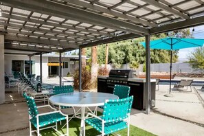 تناول الطعام بالخارج