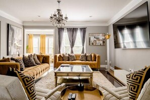 Living area - Luxury room and bathroom in a Townhouse (Smyrna)