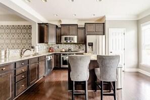 Private kitchen - Luxury room and bathroom in a Townhouse (Smyrna)