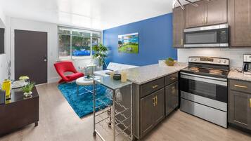 Réfrigérateur, micro-ondes, four, plaque de cuisson