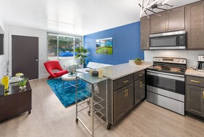 冷蔵庫、電子レンジ、オーブン、コンロ