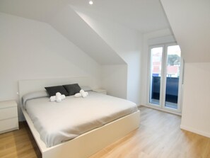 3 soverom, strykejern/-brett, internettilgang og sengetøy