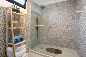 Shower, hair dryer, towels - Holiday Home 'Maravilha Da Costa' with Private Pool, Wi-Fi and Air Conditioning (Ponta do Pargo)