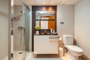 Shower, hair dryer, towels - Apartment "Dos Mares" with Mountain View, Shared Pool & Wi-Fi (MOTRIL)