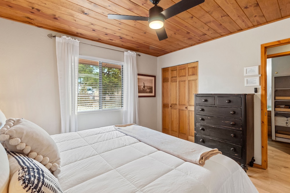 Comfy, Cozy Cabin in the Mountains with a large front porch. Pet