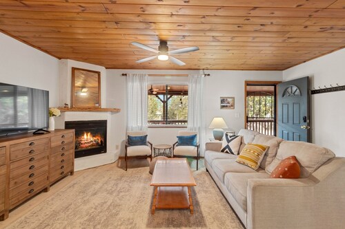 Comfy, Cozy Cabin in the Mountains with a large front porch. Pet-Friendly!