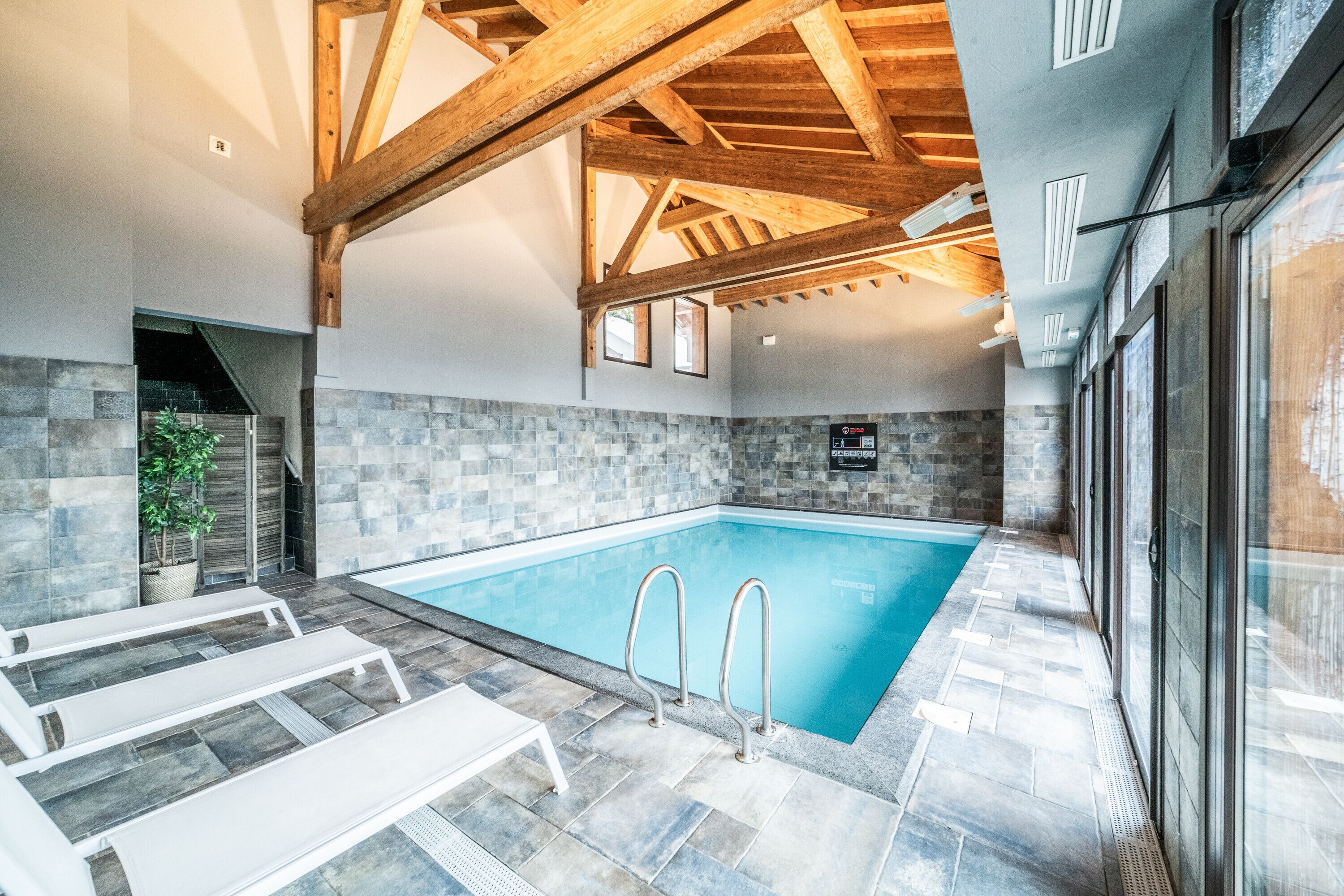 Innendørsbasseng og et oppvarmet basseng