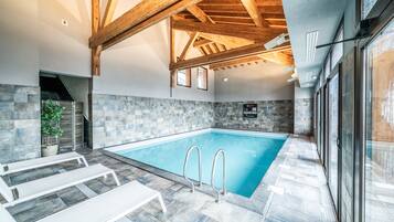 Una piscina cubierta, una piscina climatizada