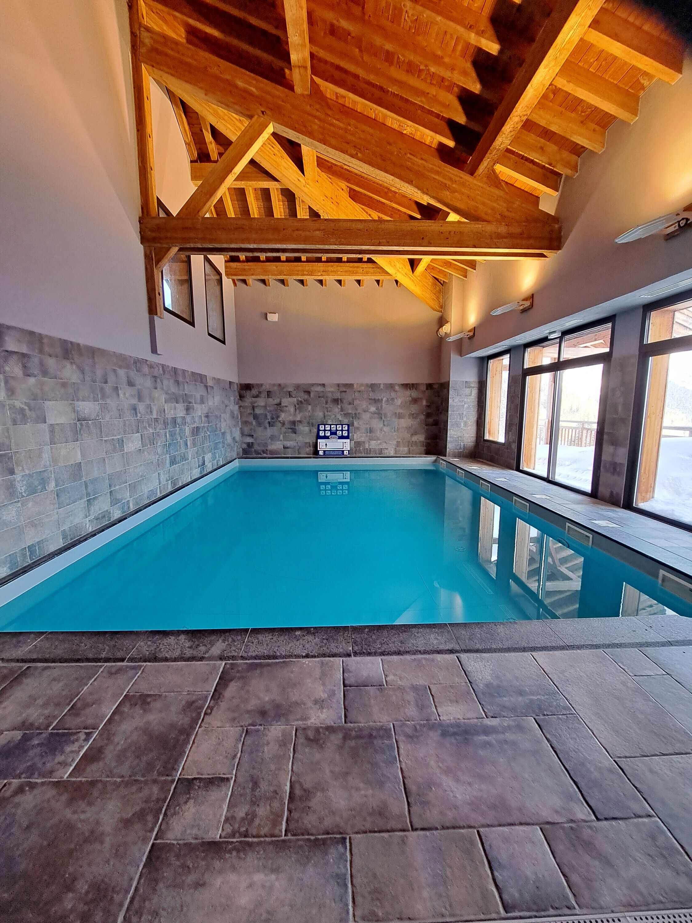 Una piscina techada, una piscina climatizada