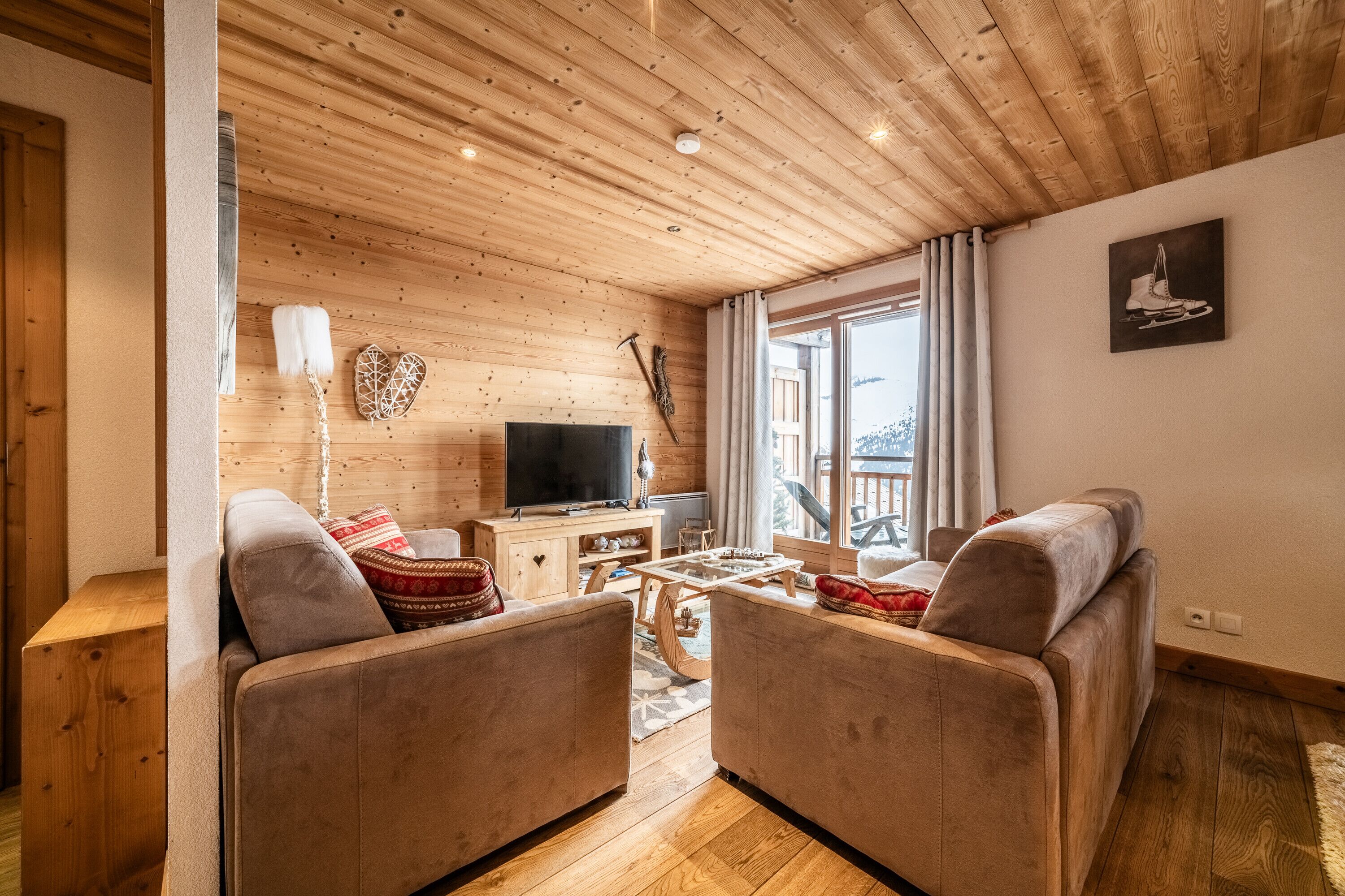 Televisión, reproductor de DVD, estéreo