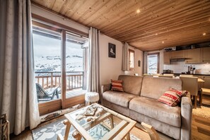 TV, DVD player, stereo - Apartment "Superb Duplex - Résidence Alpine" with Private Terrace, Balcony and Wi-Fi (Arâches-la-Frasse)