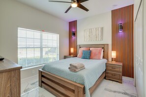 5 Schlafzimmer, Schreibtisch, Bügeleisen/Bügelbrett, Reisekinderbett