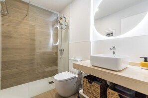 Kostenlose Toilettenartikel, Handtücher