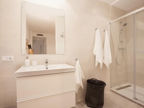 Een douche, een haardroger, handdoeken