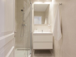 Shower, hair dryer, towels - Stylish apartment in city center 11 (Barcelona)
