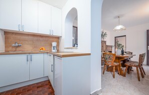 Fridge, coffee/tea maker - Beautiful apartment in Barbariga (Barbariga)