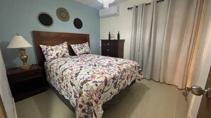 3 habitaciones, tabla de planchar con plancha, wifi y ropa de cama