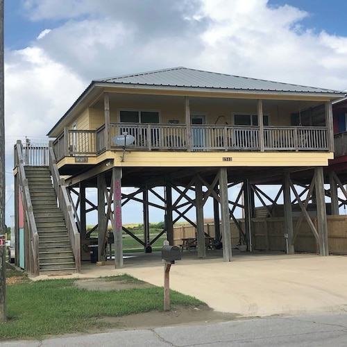 Stylish family friendly house close to the beach. Pet friendly!