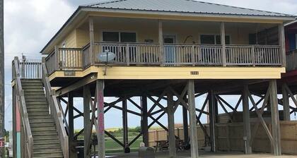 Stylish family friendly house close to the beach. Pet friendly!