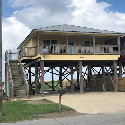 Stylish family friendly house close to the beach. Pet friendly!