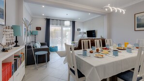 Family Apartment, 4 Bedrooms, Accessible, Non Smoking | Living area - Bambus House Holidays Rental (Loulé)
