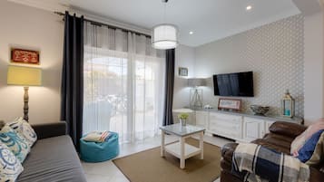 Familie appartement, 4 slaapkamers, toegankelijk voor mindervaliden, niet-roken | Woonruimte | Een 70-cm smart-tv met kabelzenders en speelgoed