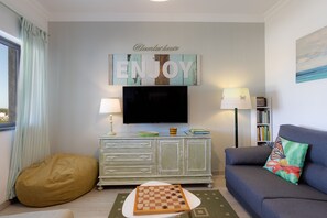 Appartement Familial, 2 chambres, non-fumeurs, terrasse | Coin séjour | TV connectée de 70 cm avec chaînes par câble, jouets